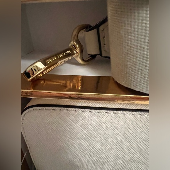 New MICHAEL KORS JET SET LG XBODY LEATHER CREAM BAG With Box - Picture 8 of 16